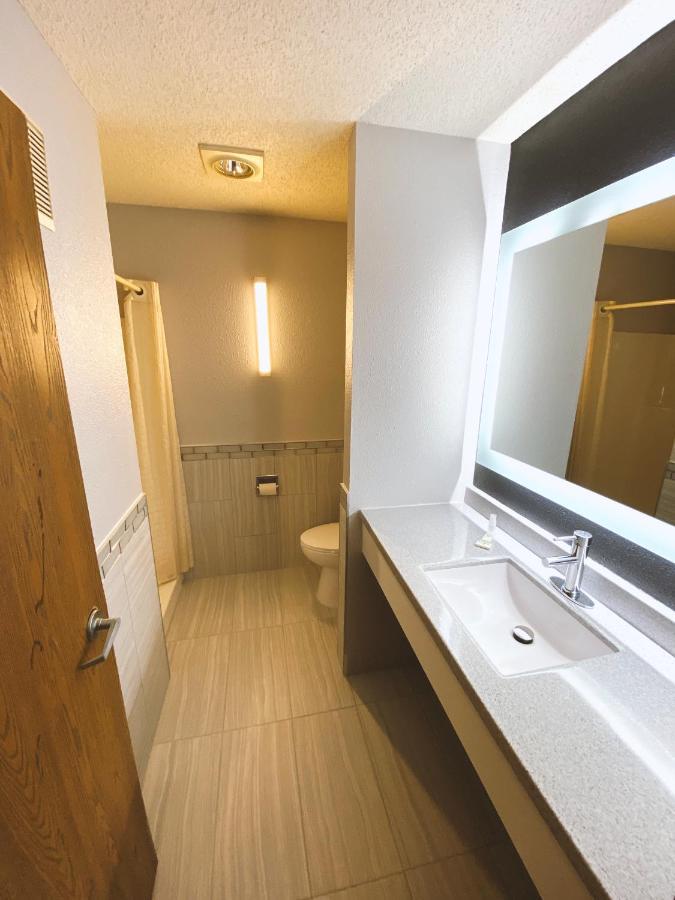 Coratel Inn & Suites By Jasper Hastings Zewnętrze zdjęcie