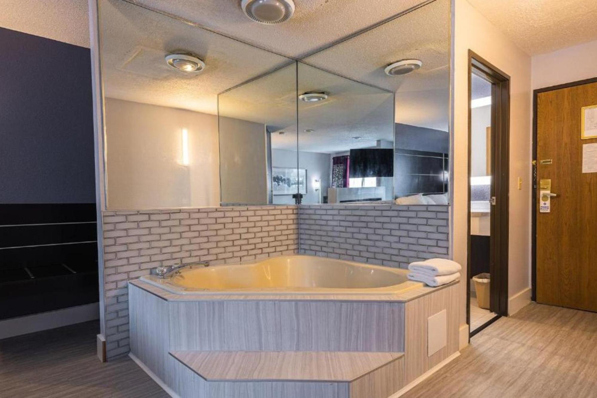 Coratel Inn & Suites By Jasper Hastings Zewnętrze zdjęcie